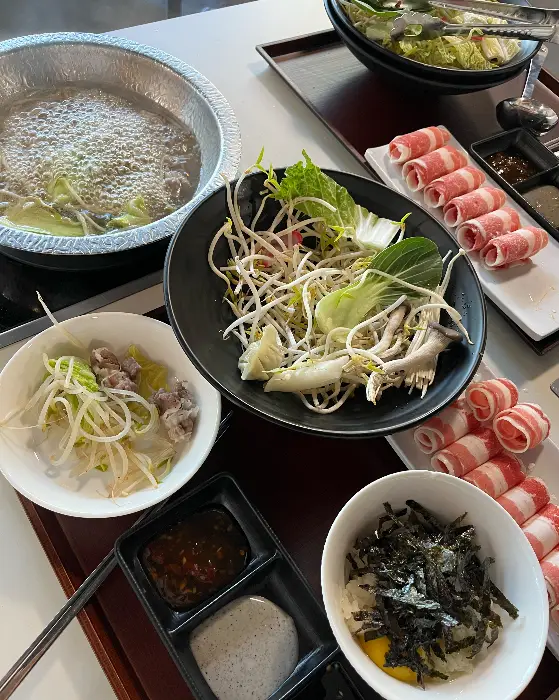 잘 익은 샤브샤브 고기를 육수에 담그는 모습