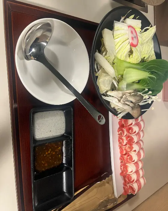 깔끔하게 차려진 샤브샤브 세트 구성