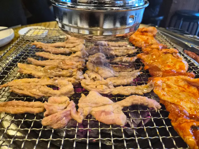 숯불 위 양념 닭갈비와 소금구이 닭목살