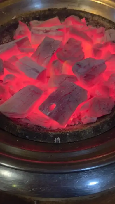 다양한 닭갈비 부위가 숯불 위에서 익어가는 모습