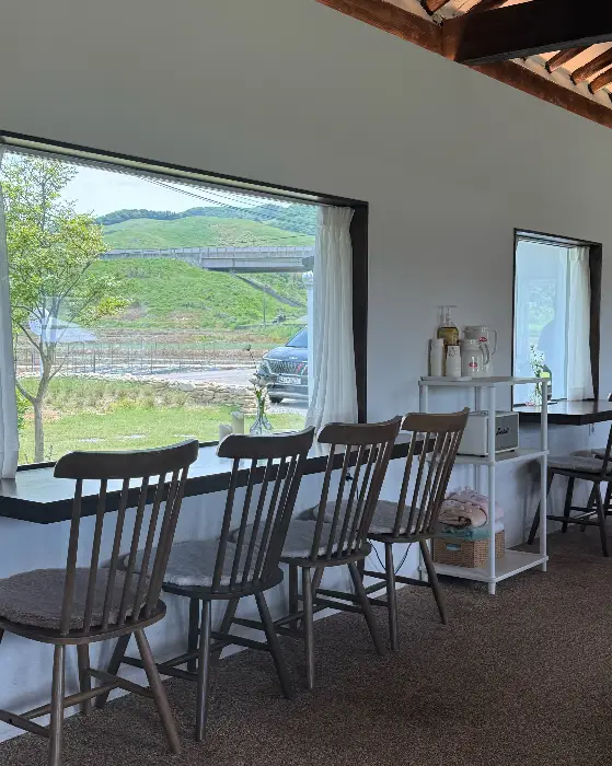 창가 카운터석에서 바라본 풍경