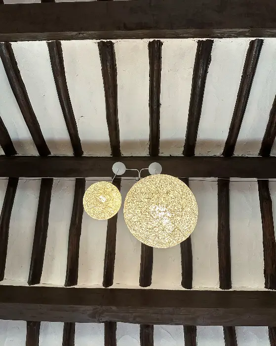 카페 내부 천장의 조명과 서까래