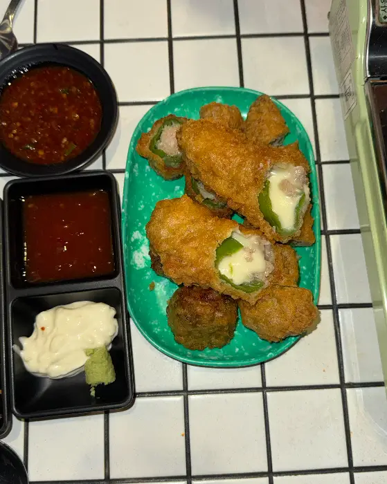 고추튀김과 함께 나온 소스와 와사비 마요 소스