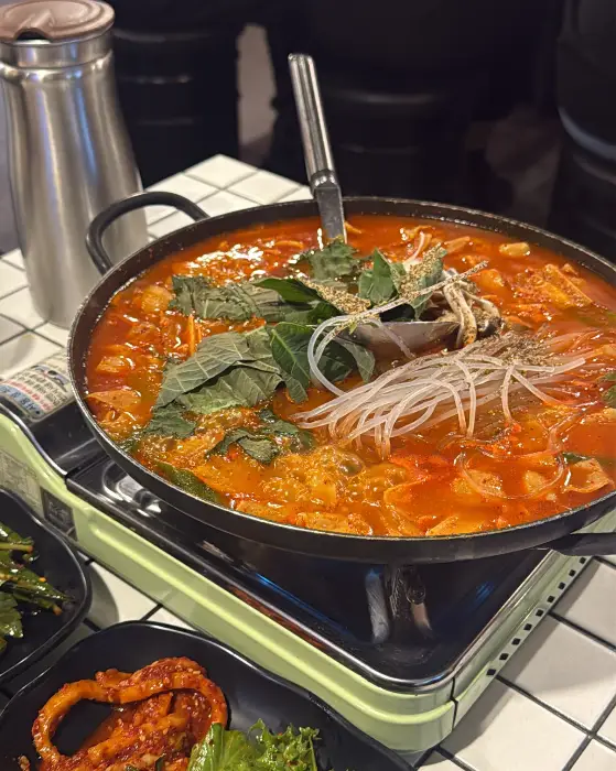 전골 냄비에 볶음밥 재료를 넣고 볶는 모습