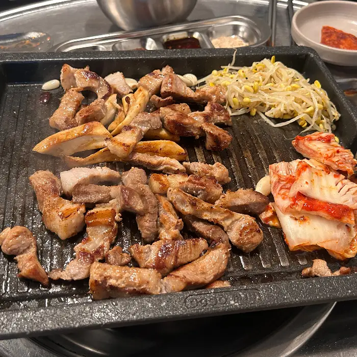 김치와 콩나물과 함께 구워지는 뒷고기