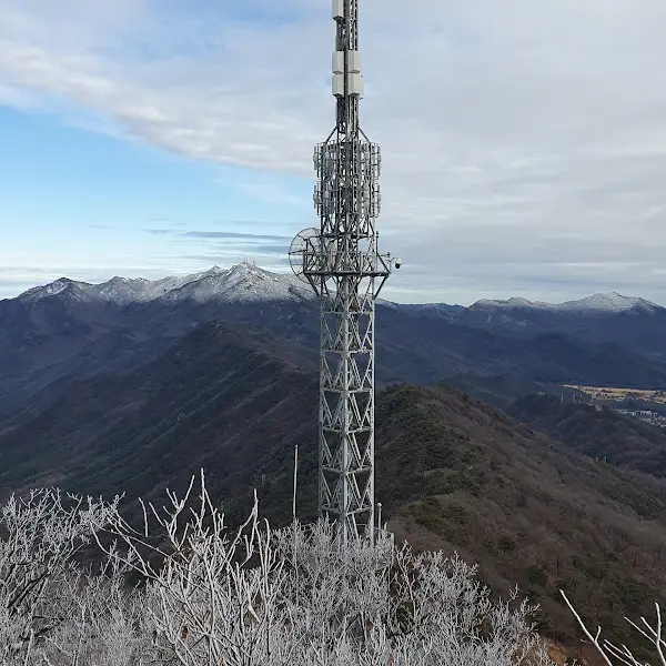 산과 마을 풍경