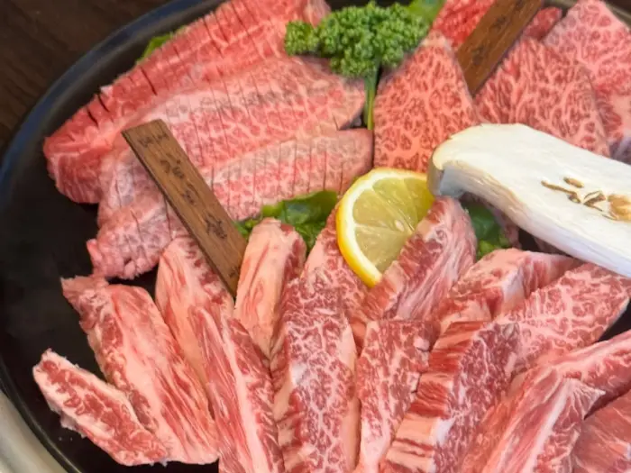 다양한 부위의 한우 고기가 플레이팅된 모습