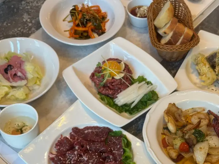 다양한 한우 요리와 밑반찬이 테이블에 차려진 모습