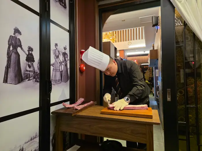 요리사가 고기를 굽기 위해 준비하는 모습