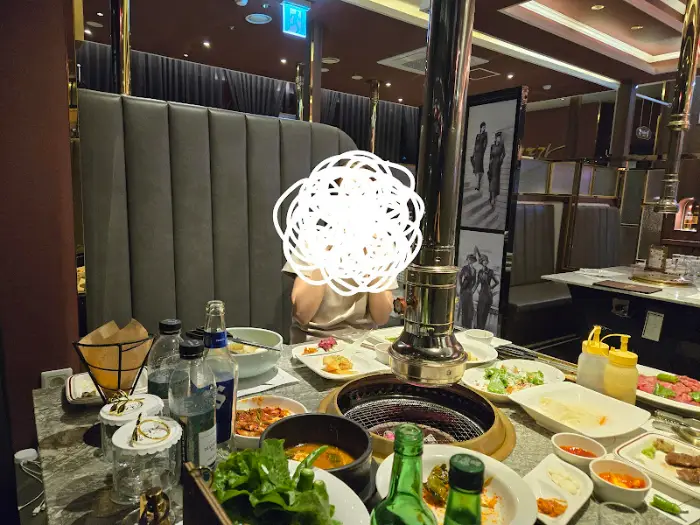 내부 테이블 세팅과 룸의 모습