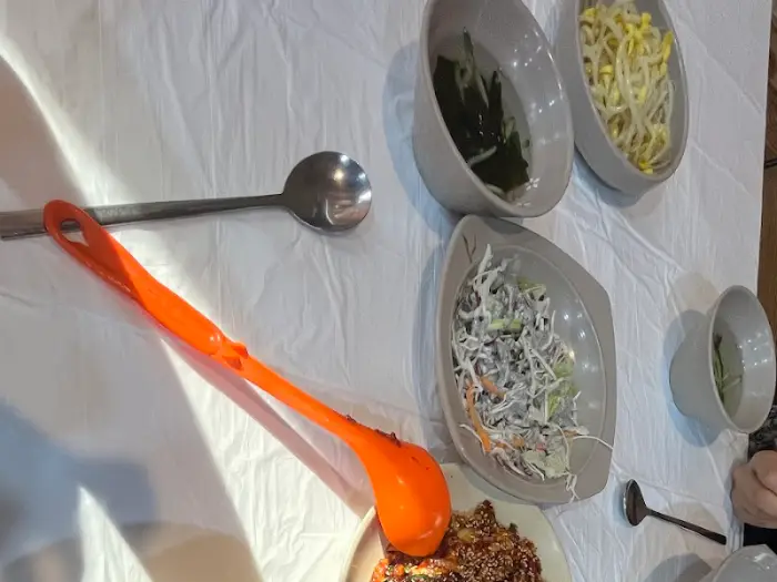 밑반찬과 오렌지색 국자