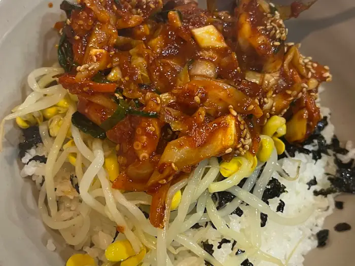 밥 위에 낙지볶음 올린 모습