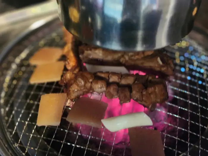 쪽갈비와 함께 구워지는 떡과 곁들임 재료들