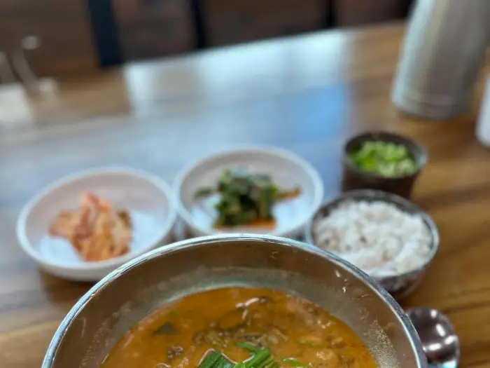 어탕국수와 곁들임 반찬