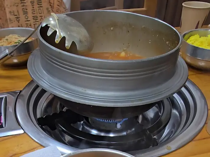 식당 내부, 어죽 냄비