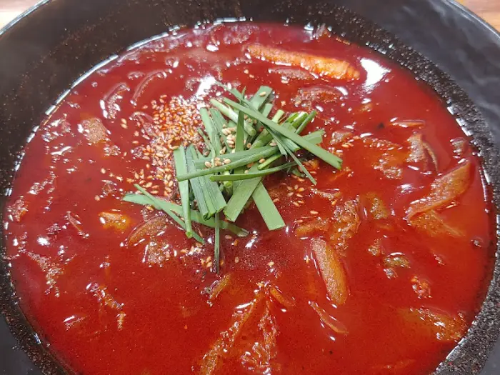 짬뽕 국물의 진한 색감과 건더기