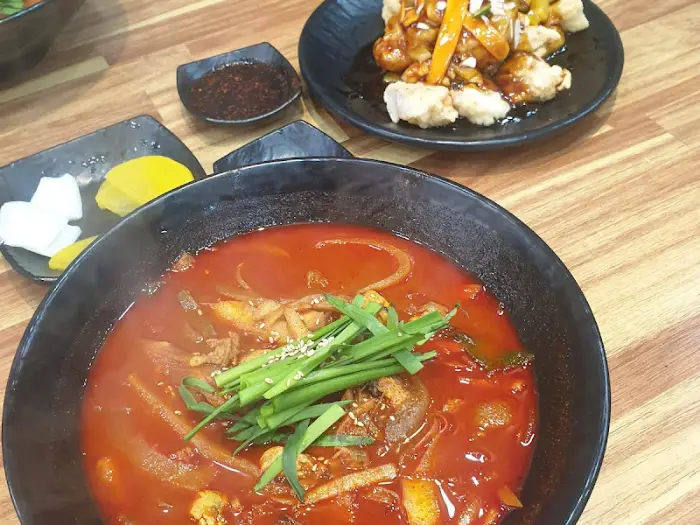 잘 튀겨진 탕수육과 소스