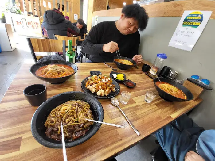 매장 내부 풍경과 식사 중인 사람들