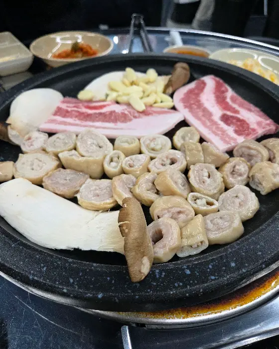 푸짐하게 차려진 막창구이 한상차림, 그중에서도 눈에 띄는 폭탄 계란찜
