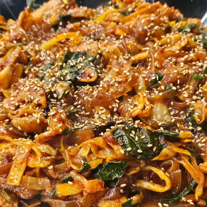 먹음직스러운 야채곱창볶음