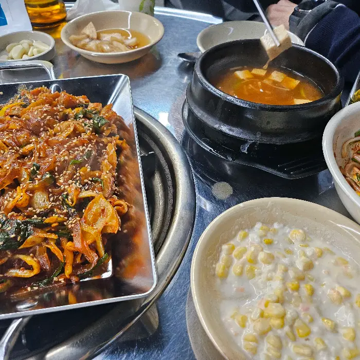 정갈하게 차려진 밥상, 야채곱창볶음과 순두부찌개