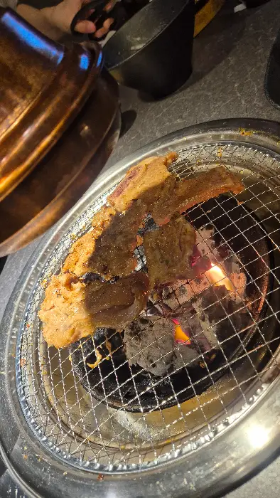 숯불 위에서 맛있게 구워지고 있는 고기