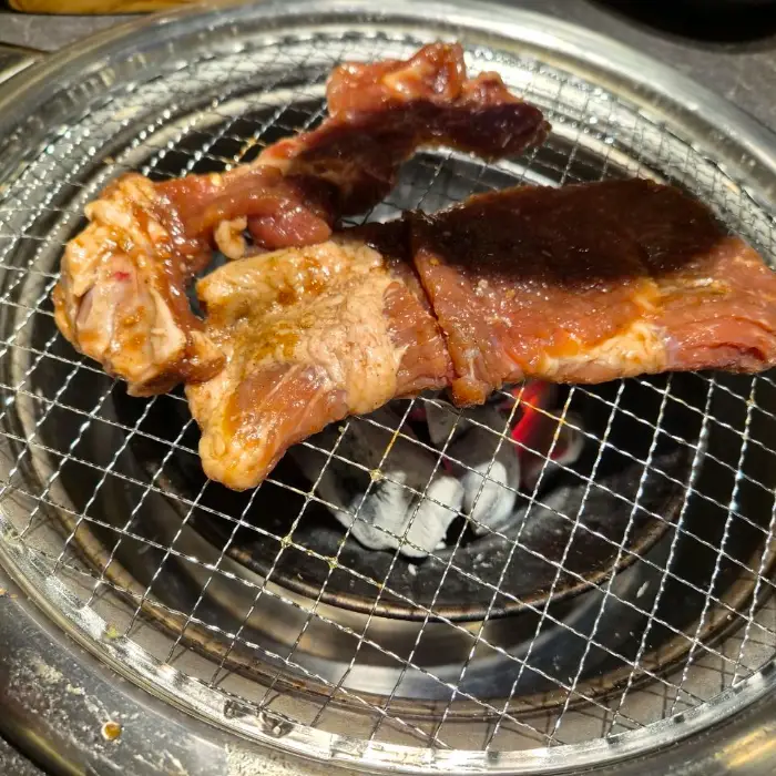 잘 구워진 양념갈비 한 점