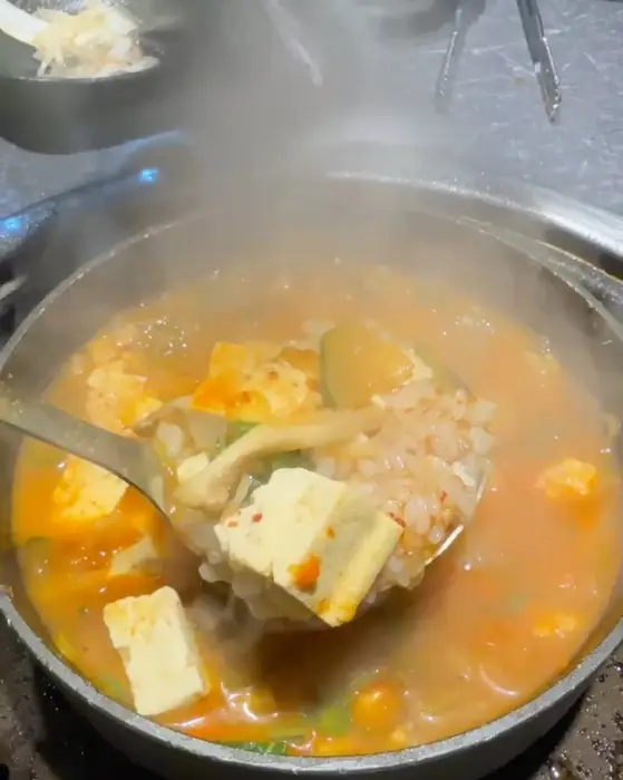 김이 모락모락 나는 된장찌개