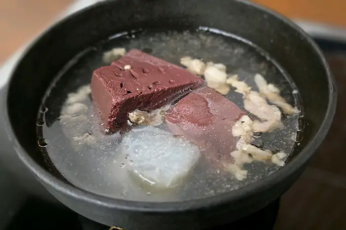 신선한 선지가 듬뿍 들어간 선지 해장국