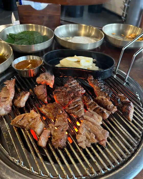 연탄불 위에서 구워지는 삼겹살