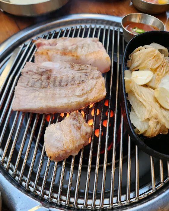 연탄불 위에서 익어가는 깍둑 항정살