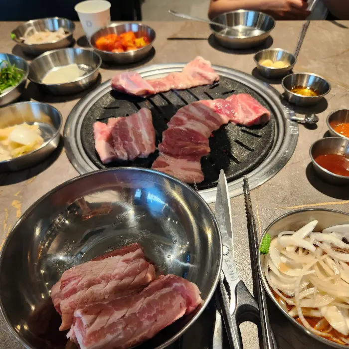 다양한 밑반찬과 함께 나온 갈비