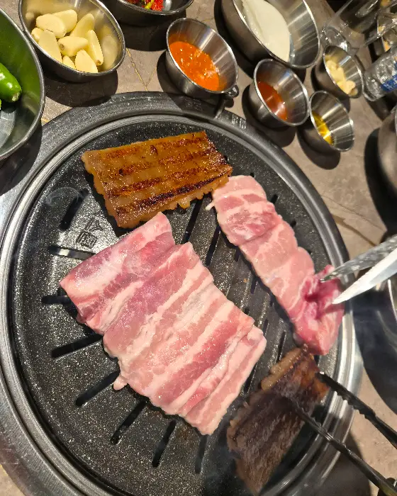 숯불 위에서 익고 있는 양념갈비