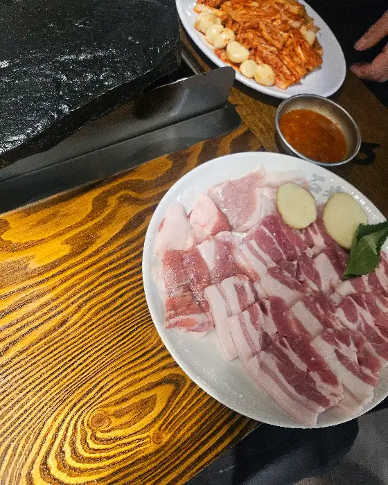 신선한 삼겹살의 단면이 보이는 모습