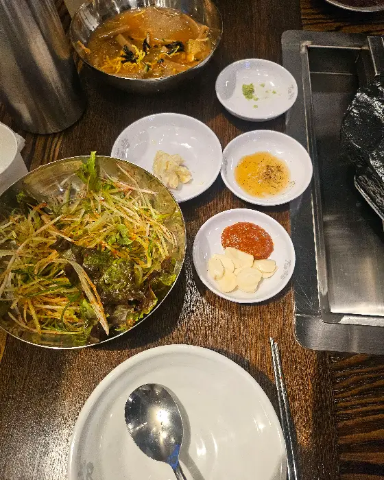 곁들임 반찬과 소스가 다양하게 준비된 모습