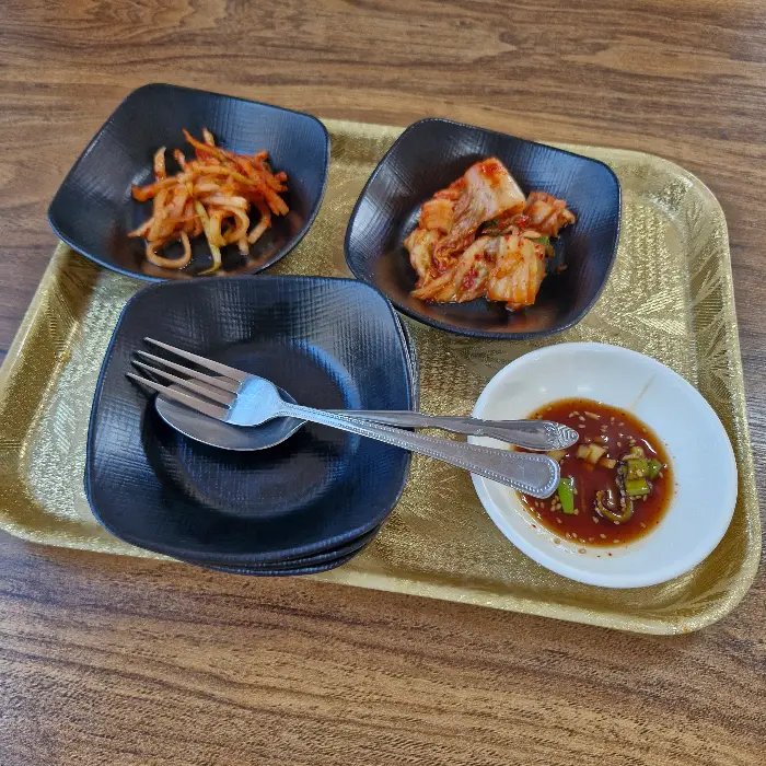 잘 익은 김치와 깍두기