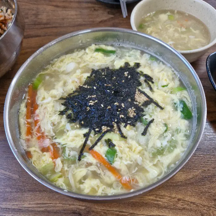 칼국수에 얹어진 김가루와 깨소금