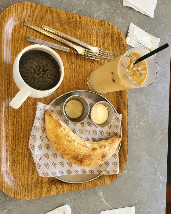 커피와 디저트 사진