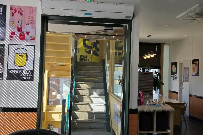 매장 입구와 계단 사진