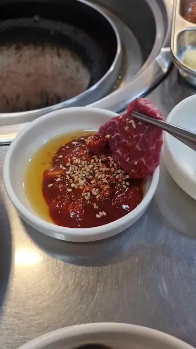 소스에 찍어 먹는 한우 한 점