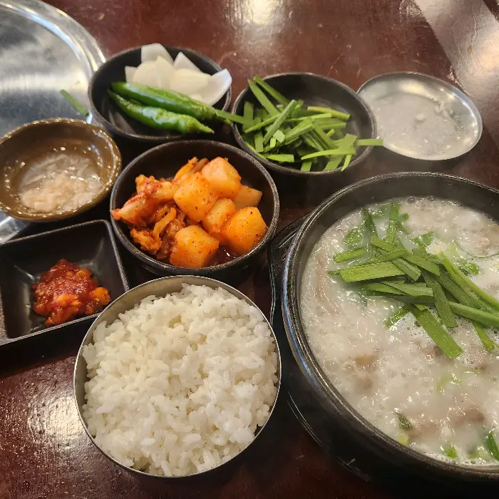 순대국과 함께 나온 밥, 김치, 깍두기, 부추, 고추, 마늘 등 밑반찬