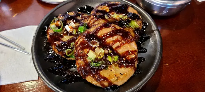 진한 소스에 버무려진 떡갈비 3개