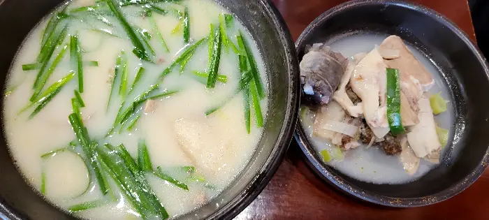 국물이 맑은 순대국과 함께 나온 순대 고기 접시