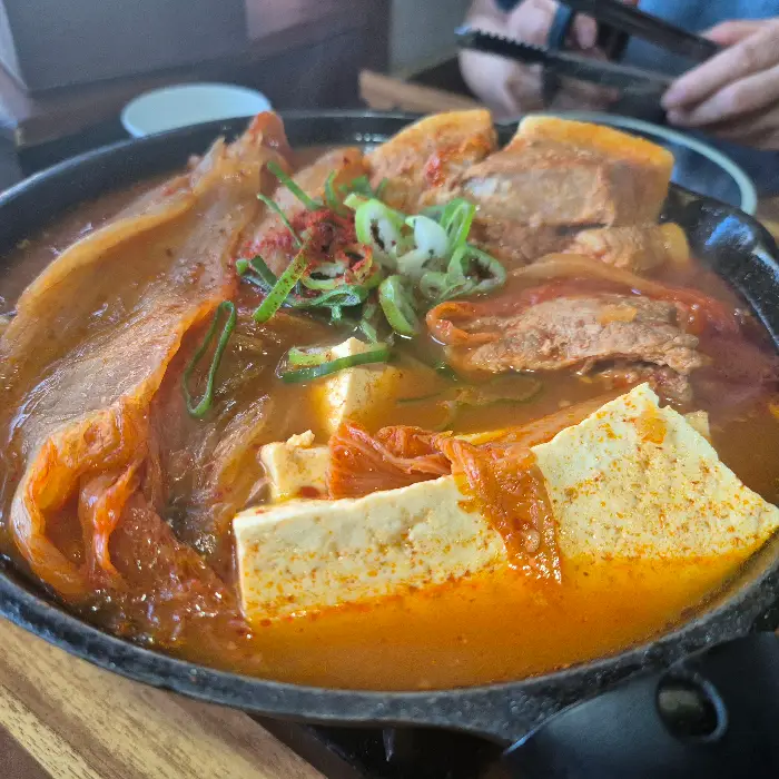 푸짐한 김치찜, 큼직한 고기와 김치, 두부가 어우러진 모습
