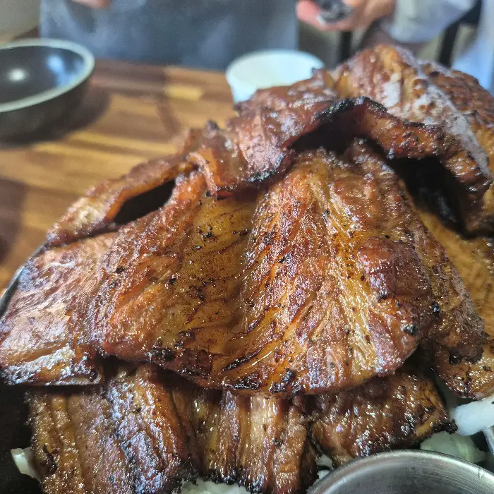 먹음직스러운 석갈비, 윤기 나는 양념과 먹음직스러운 색깔