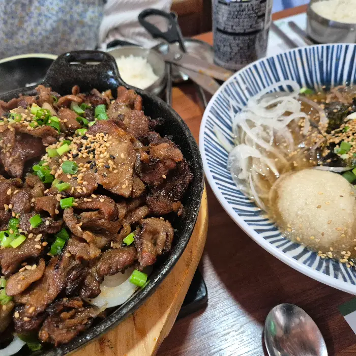석갈비와 함께 나온 곁들임 메뉴, 샐러드와 냉모밀