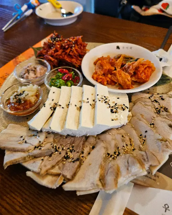 다양한 곁들임과 함께 푸짐하게 나온 보쌈