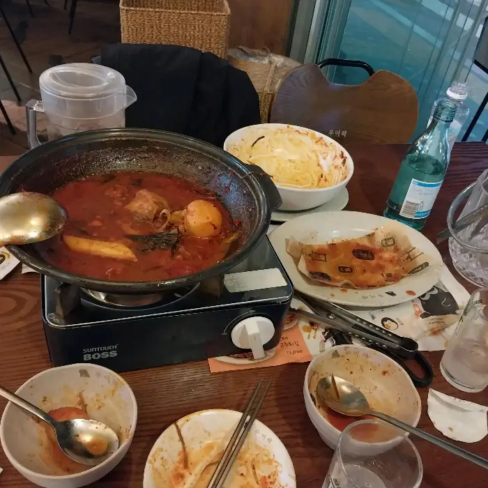 여러 가지 음식이 놓인 테이블과 주변 풍경