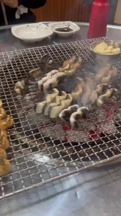 숯불 위에서 맛있게 구워지고 있는 장어