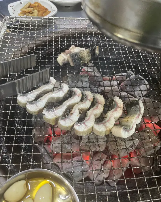 직원이 장어를 구워주는 모습
